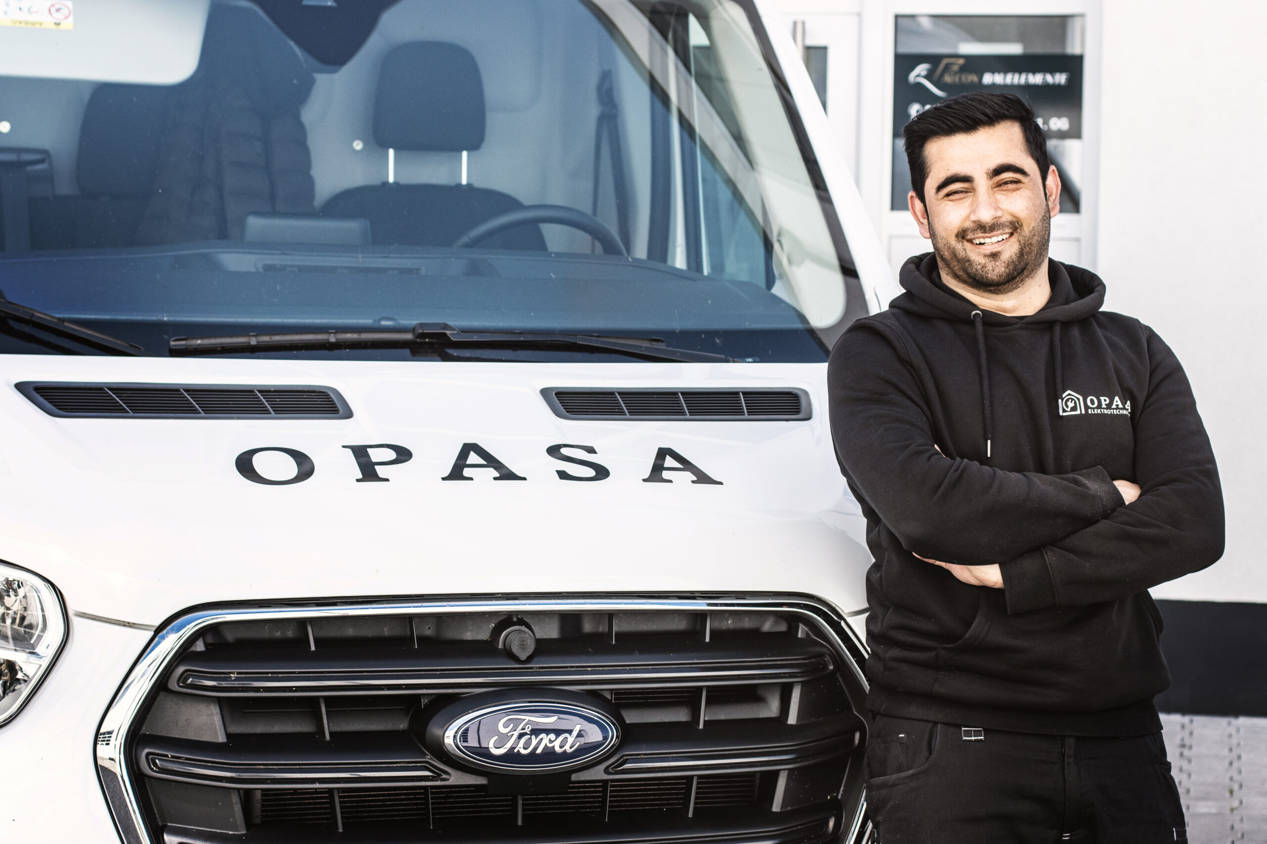 OPASA Elektrotechniker vor einem Einsatzfahrzeug