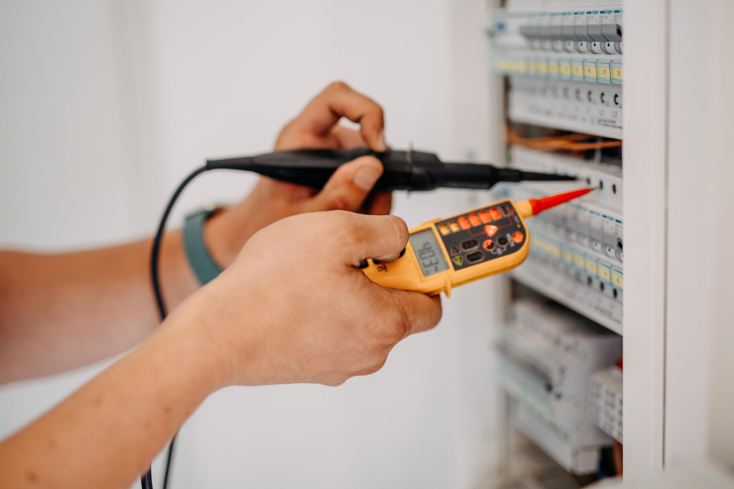 Messung mit dem Spannungsprüfer an einer Elektroverteilung