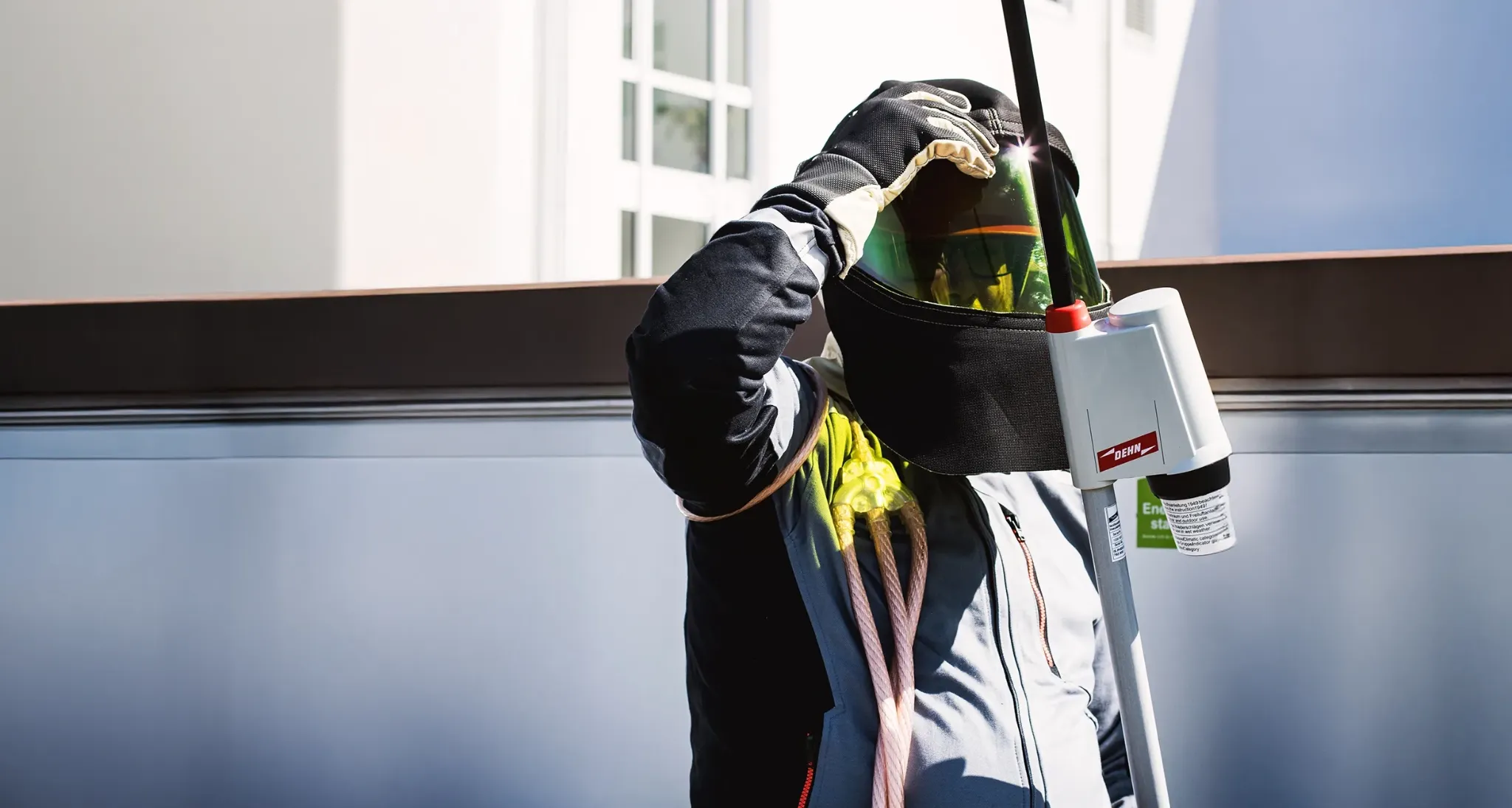 OPASA Elektrofachkraft in Störlichtbogen-Schutzausrüstung mit Spannungsprüfer