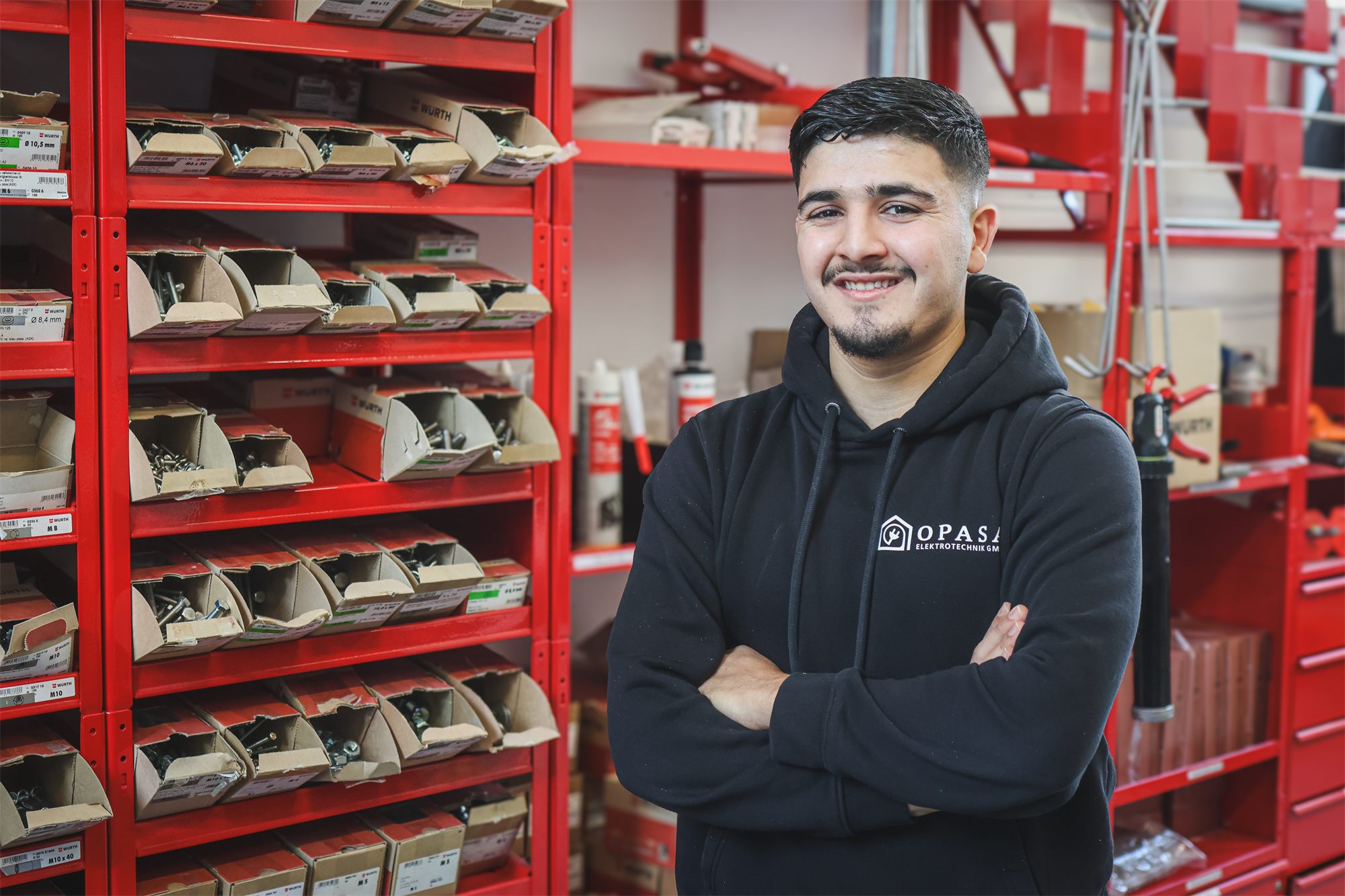 OPASA Elektrofachkraft vor dem Materiallager