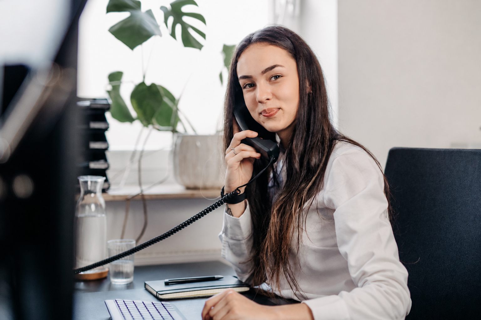 OPASA Mitarbeiterin am Telefon im Büro
