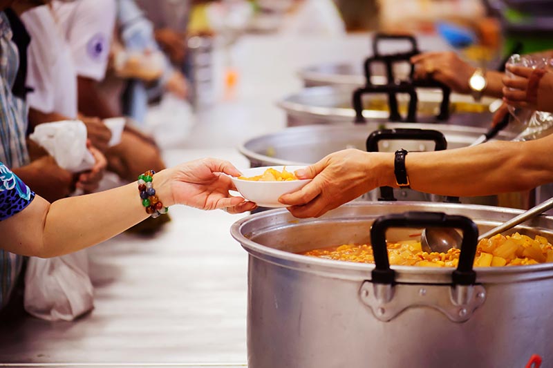 Essensausgabe der Tafel – Unterstützung für bedürftige Menschen